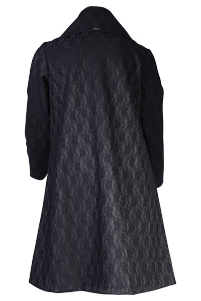 Boris Industries jas met kant, sjaalkraag, en knoopsluiting, verkrijgbaar in wit, zwart, en rood.