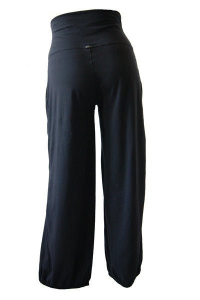 Boris Industries wijde broek met 15 cm brede tailleband en elastiek onderaan de pijpen, beschikbaar in maten 1 (36/38) tot 5 (52/54).