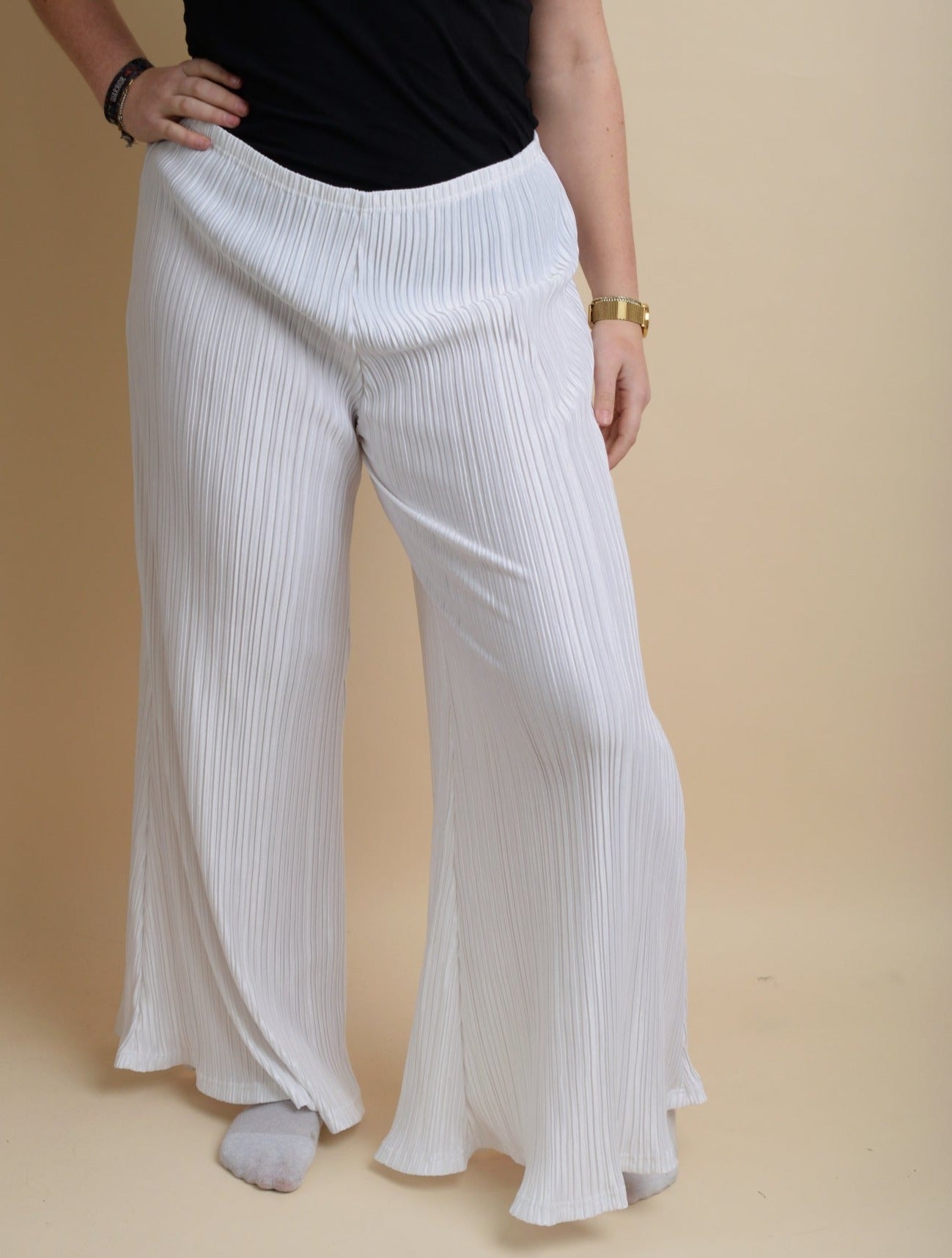 Boris Industries plissé broek met wijd uitlopende pijpen, gemaakt van 100% polyester met metallic afwerking, verkrijgbaar in maten 1 (36/38/40) tot 3 (46/48) van Boris Mode.