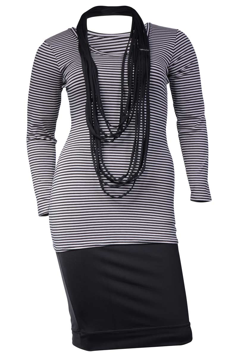 Boris Industries strakke kokerrok met brede zoom, gemaakt van elastische meryl. Perfect voor onder een jurk of tuniek, met een comfortabele en elegante pasvorm.