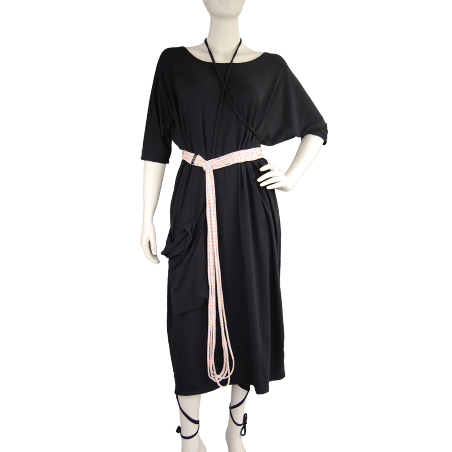 Boris Industries wijde T-shirt jurk van zacht elastisch katoen, met wijde hals, aangeknipte mouwtjes, en bijpassend tasje, verkrijgbaar in maten 1 (36-50) en 2 (50-62) van Boris Mode.