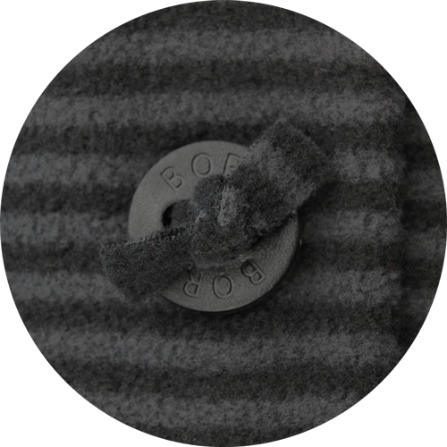 Boris Industries poncho jas met opgestikte cirkels langs de onderrand, grote kraag en steekzakken, geschikt voor maat 60.