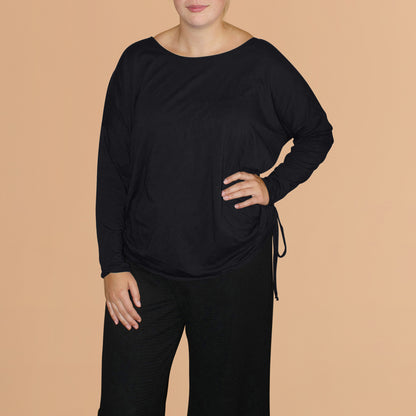 Boris Industries wijd shirt met trekkoordjes aan de zijkanten en ronde hals. Geschikt voor maten 42 tot 54, ideaal voor het creëren van een laagjes-look.