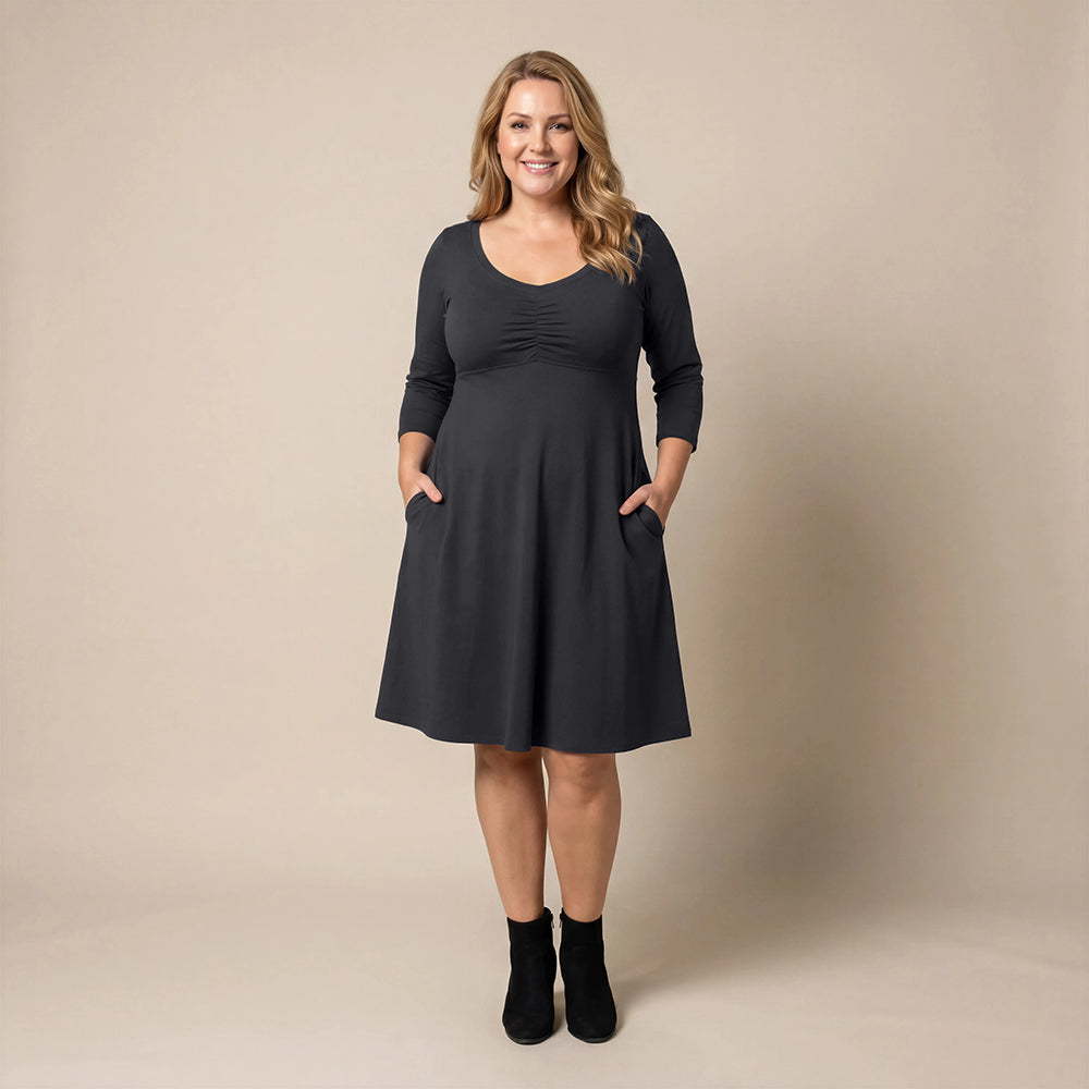 Kleid mit 3/4-Ärmeln, Taschen und elastischem Halsausschnitt – Boris Industries