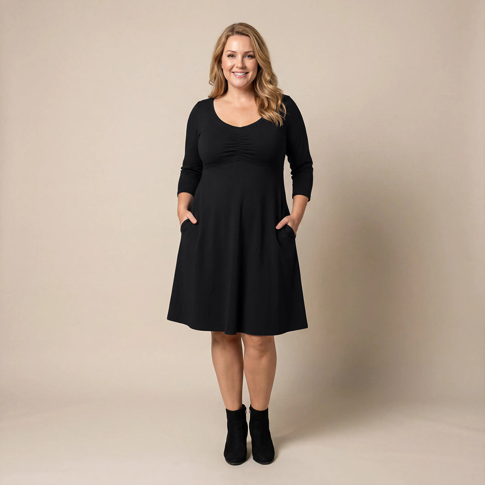 Kleid mit 3/4-Ärmeln, Taschen und elastischem Halsausschnitt – Boris Industries