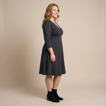 Kleid mit 3/4-Ärmeln, Taschen und elastischem Halsausschnitt – Boris Industries