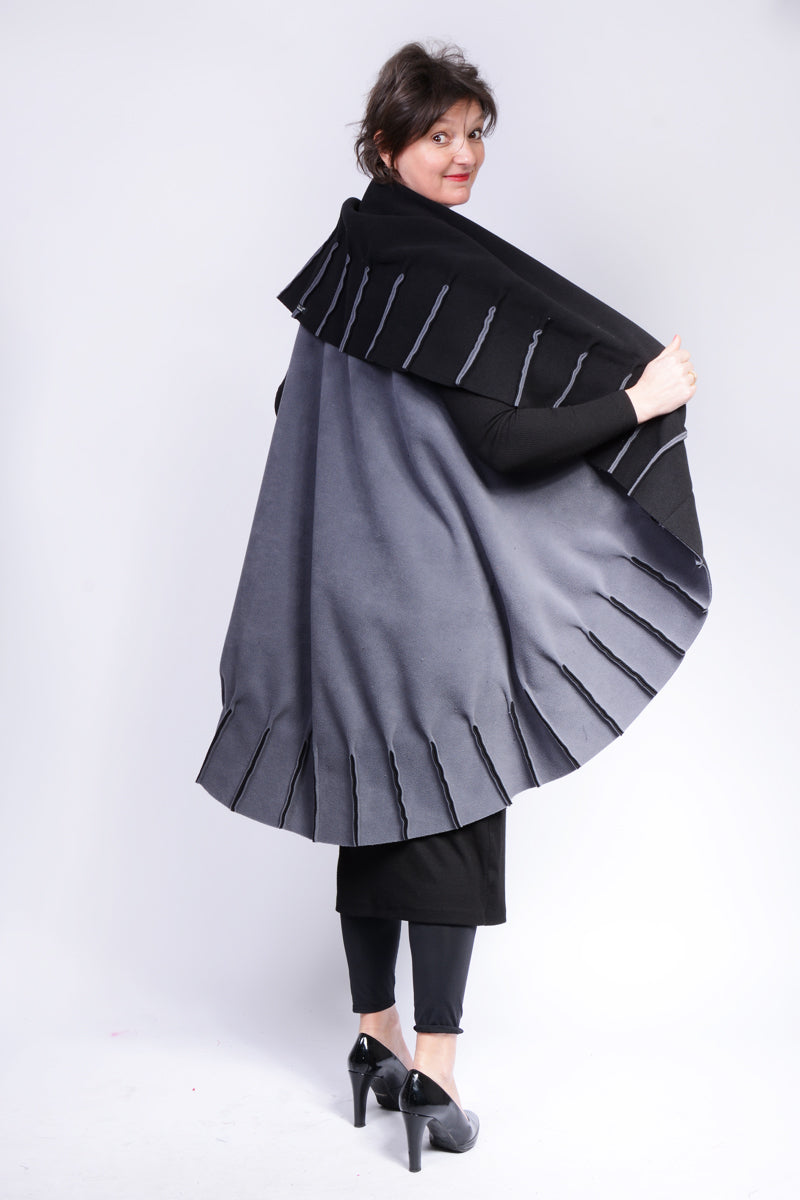 Boris Industries poncho van fleece met contrastnaden en armsgaten, veelzijdig draagbaar. One-size.